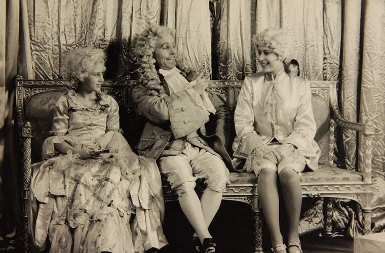 Ảnh mới công bố: Nữ hoàng Elizabeth thời xuân sắc ảnh 7